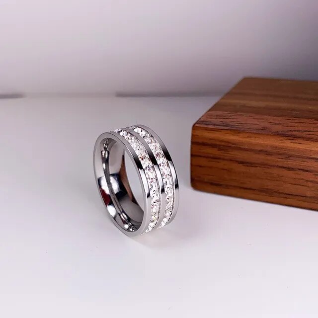 Elegant ring med dobbelt innlagt zirkonia