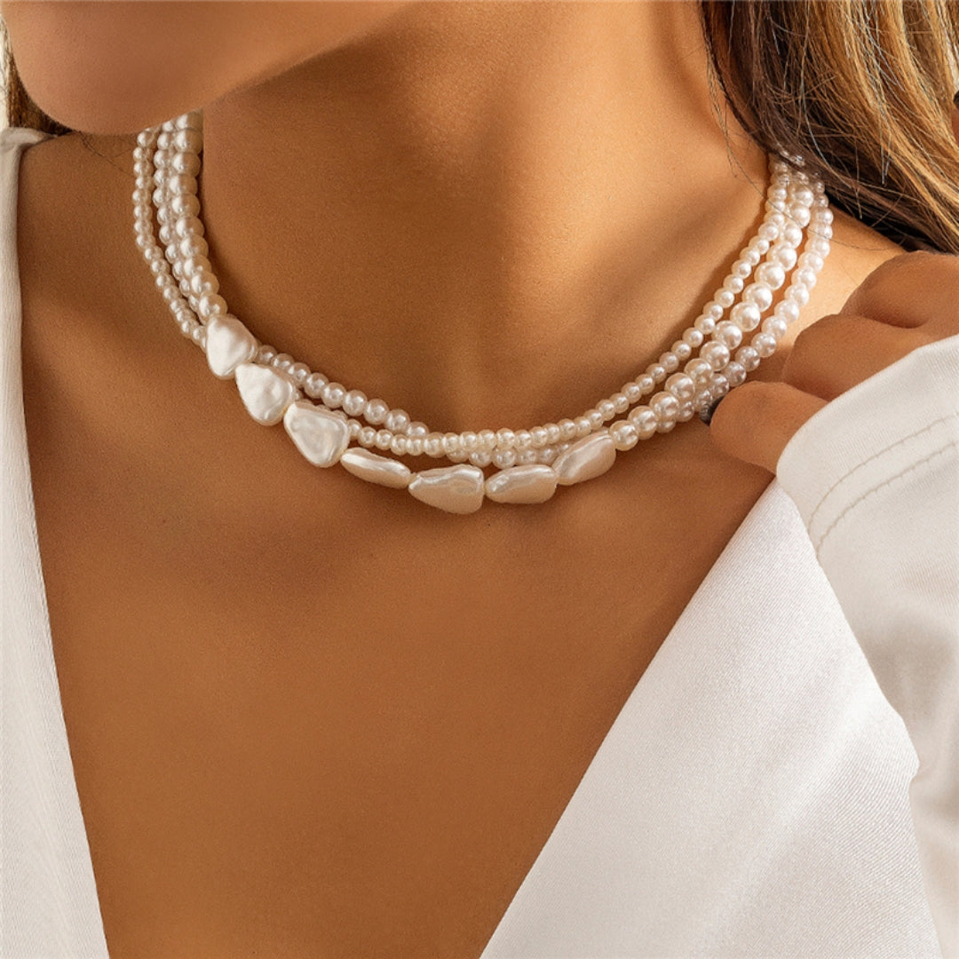 Naturlige hvite steiner og perler i gull halskjede