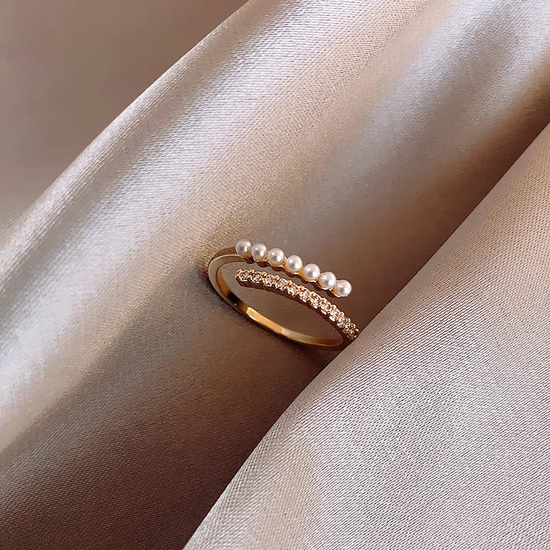 Justerbar luksuriøs ring med perler og zirkonia i gull