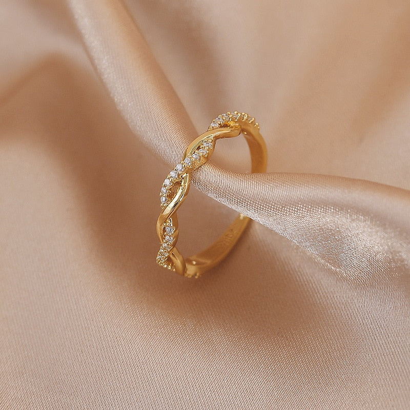Justerbar ring med zirkonflett i gull