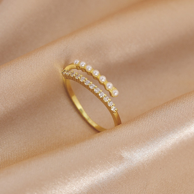 Justerbar ring med perler og zirkoner i gull