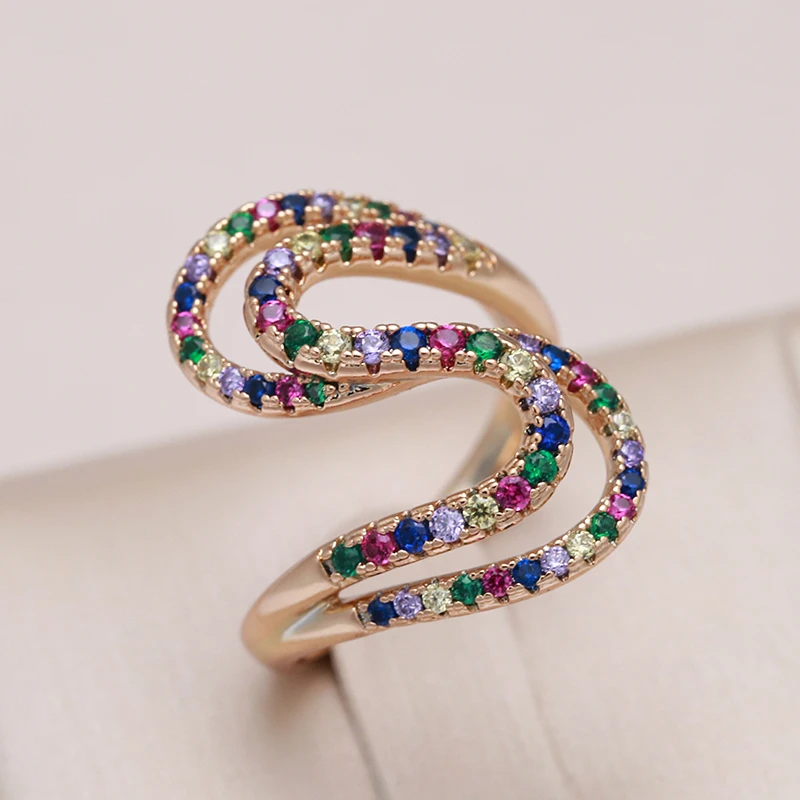 Elegant ring laget av fargede kubiske zirkonia.