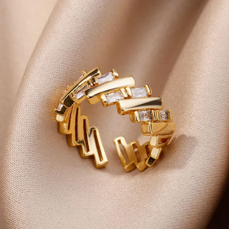 Elegant gullbelagt ring med zirkonia-innkapsling