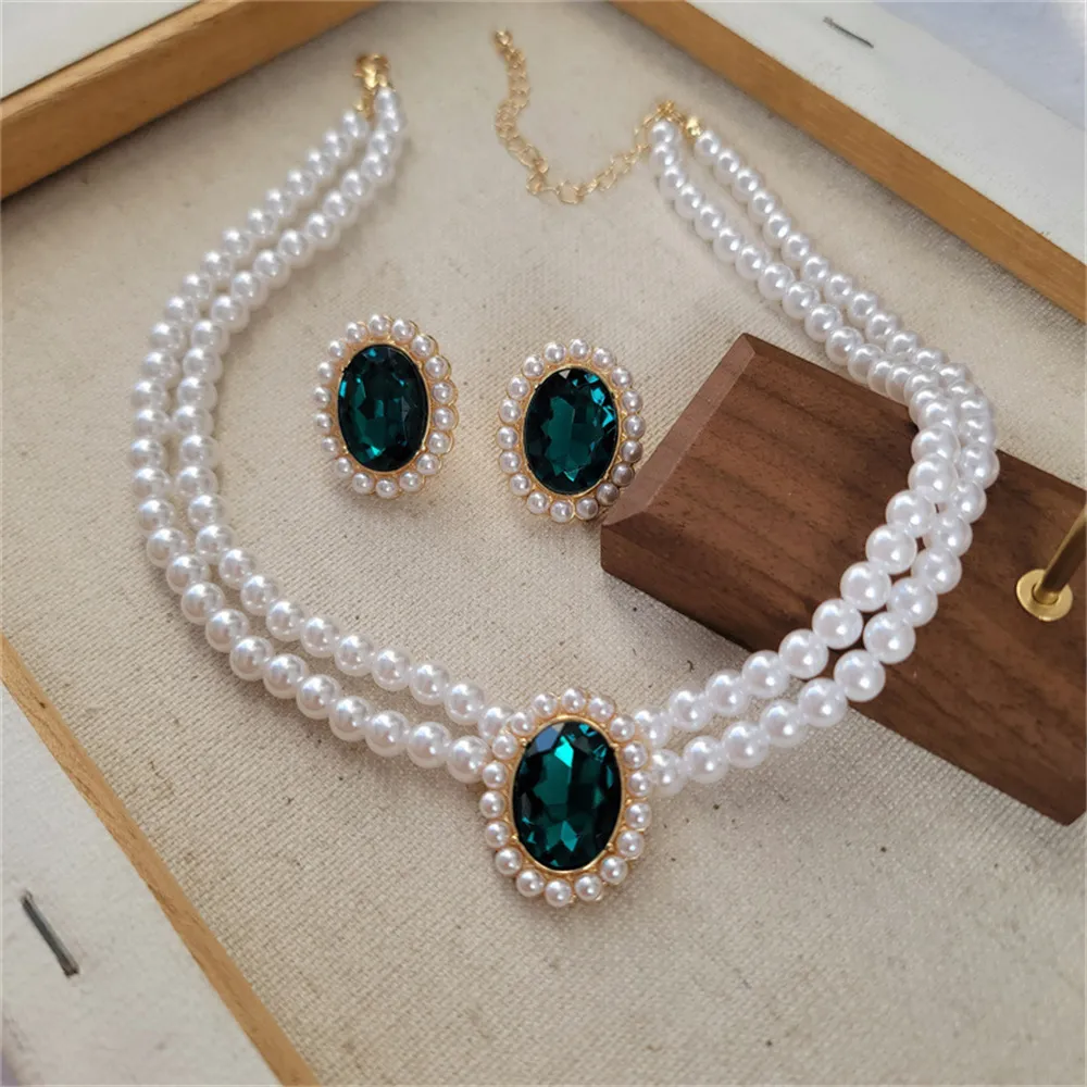 Elegant halskjede + øreringer med perler