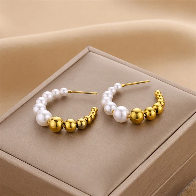 Elegante øreringer i gull og hvite perler