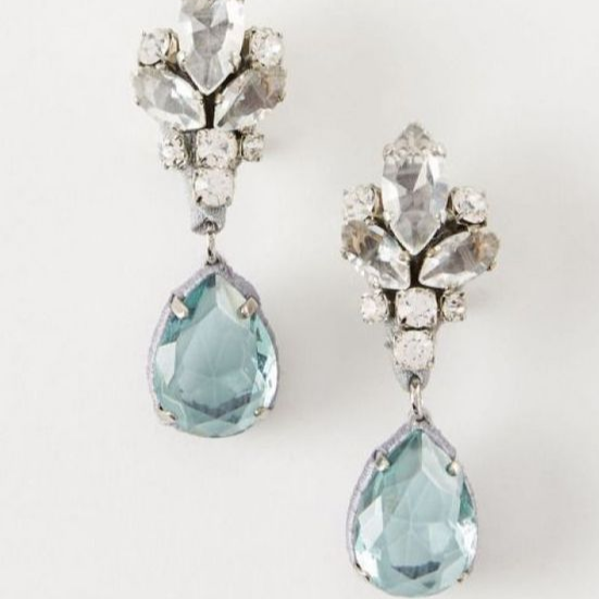 Elegante øreringer i sølv med blå krystaller