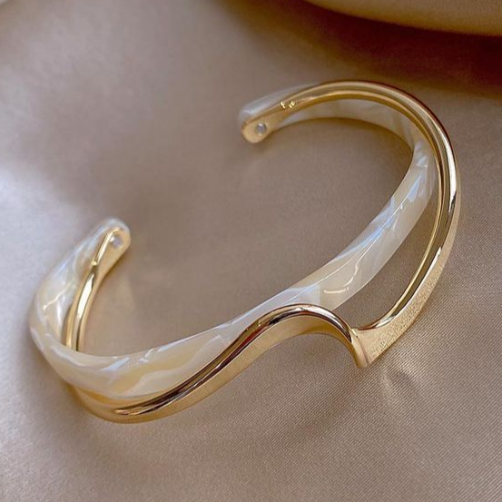 Elegant gullarmbånd med hvit opal