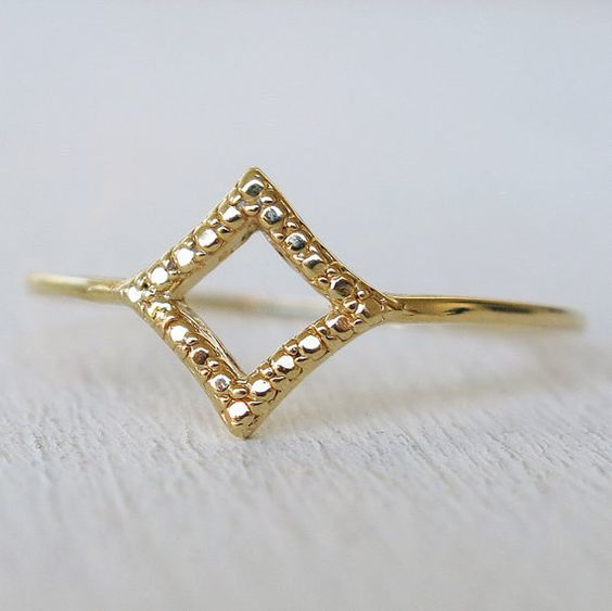 Elegant geometrisk ring i gull