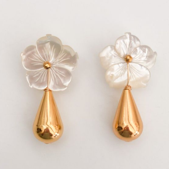 Elegante øreringer med gullhvite blomster