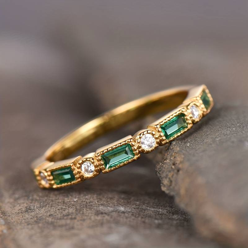 Vintage-ring i gull med grønne innlagte zirkoniaer