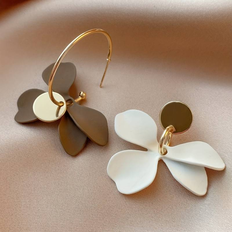 Elegante øreringer med hvite og brune blomster